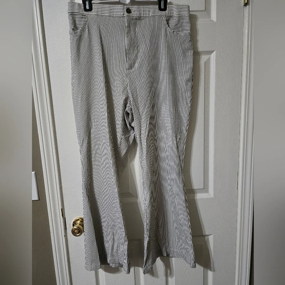 NWT Hayden Los Angeles Stretch Pinstripe Flared Pants, Cropped, Plus Size 1XL. - Picture 2 of 14